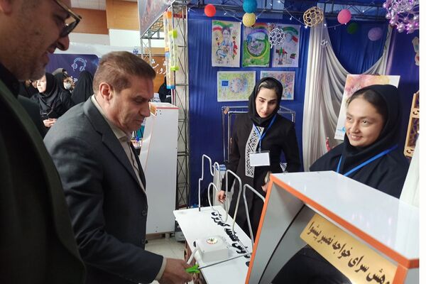 بازدید رئیس اداره آموزش و پرورش کهریزک از نمایشگاه دستاوردهای دانش‌آموزی در اداره کل آموزش و پرورش شهرستانهای تهران 
