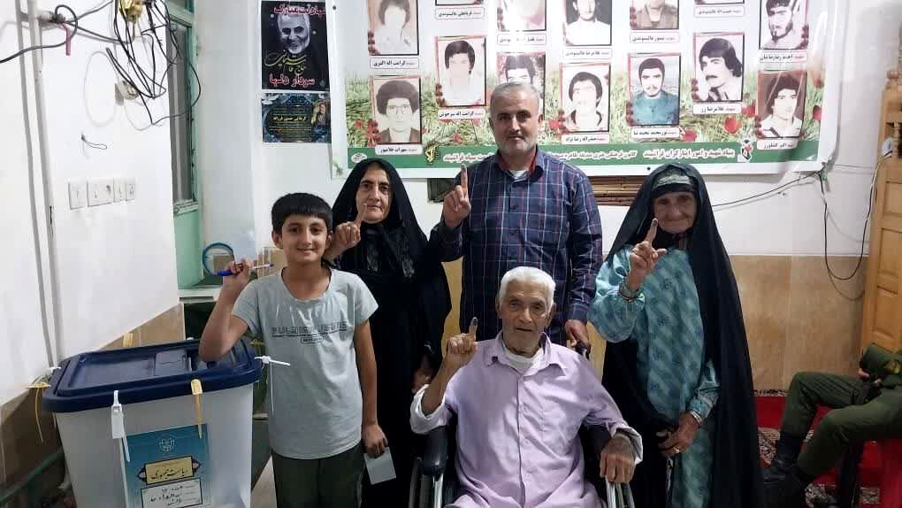 جلوه‌هایی از حضور پرشور مردم ولایتمدار شهرستان فراشبند در پای صندوق‌های رأی