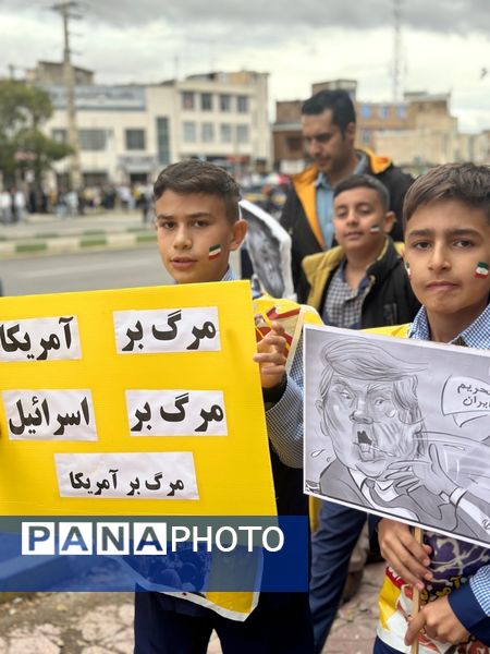 حضور دانش‌آموزان زنجانی در راهپیمایی روز ۱۳ آبان 