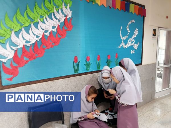 زنگ انقلاب و فضاسازی مدرسه زنده یاد نوحی به مناسبت دهه فجر 