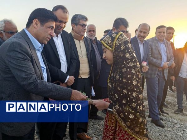 کلنگ ساخت دبستان 14 کلاسه خیرساز در روستا دهو شهرستان میناب به زمین زده شد