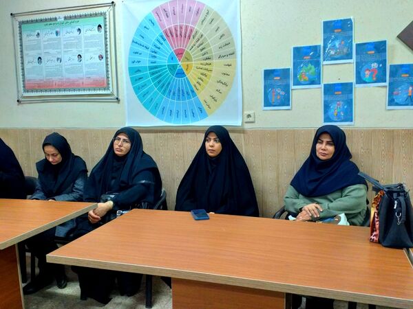 آیین افتتاحیه طرح کانون یاریگران زندگی و برپایی نمایشگاه مبارزه با آسیب‌های اجتماعی در دبیرستان شهید همت ملارد