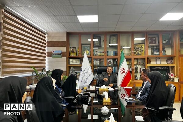 نشست صمیمی رئیس اموزش و پرورش شهرستان پاکدشت با خبرنگاران پانا پاکدشت