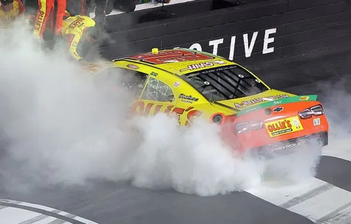 پیست بریستول به رینگ بوکس تبدیل شد/ درگیری شدید ۲ ستاره NASCAR پس از مسابقه