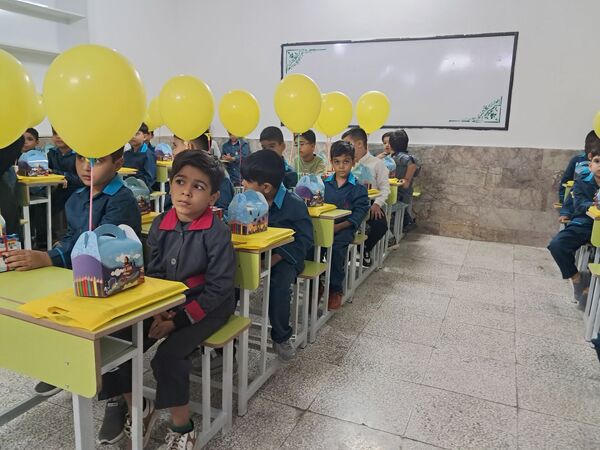 دانش آموزان در آغوش مدرسه