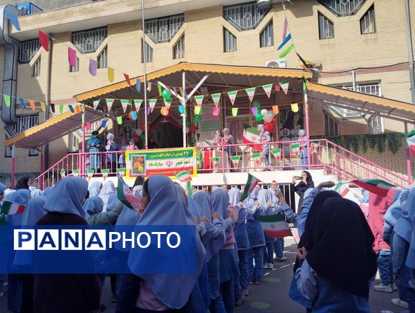 حال و هوای جشن ۲۲ بهمن در دبستان بهاردانش