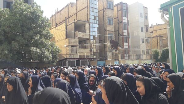 آیین بازگشایی مدارس و نواختن زنگ مهر ایثار وشهادت در دبیرستان میرزا جعفر سروقد