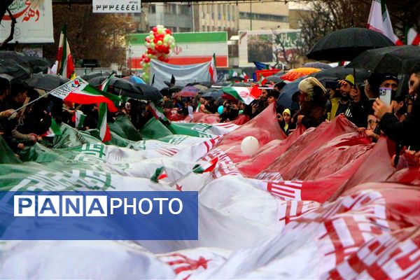خلاقیت و نشاط دانش‌آموزی در غرفه‌های آموزش و پرورش در مسیر راهپیمایی ۲۲ بهمن