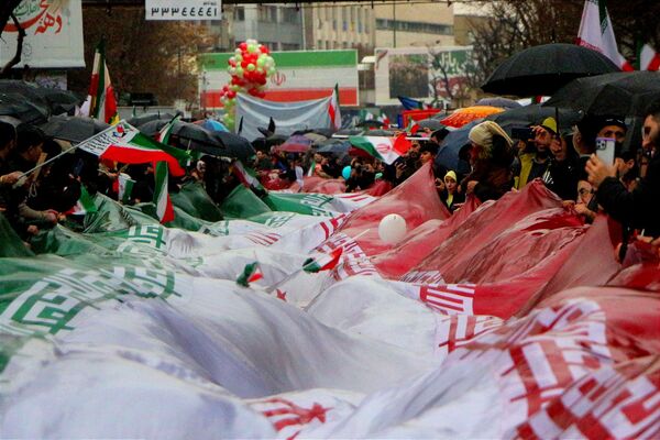 خلاقیت و نشاط دانش‌آموزی در غرفه‌های آموزش و پرورش در مسیر راهپیمایی ۲۲ بهمن