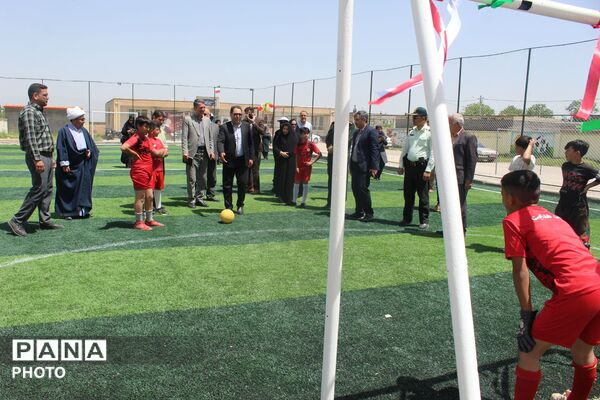 افتتاح زمین چمن مصنوعی در مدرسه شهید صفدری سه گنبد 