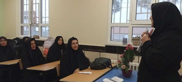 جلسه انجمن اولیا و تحویل کارنامه هشدار دبیرستان مادرمهربان خلیل آباد