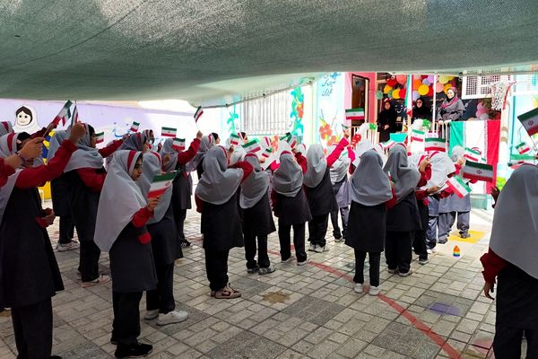 پویش پرچم همزمان با آغاز سال تحصیلی در دبستان سارا