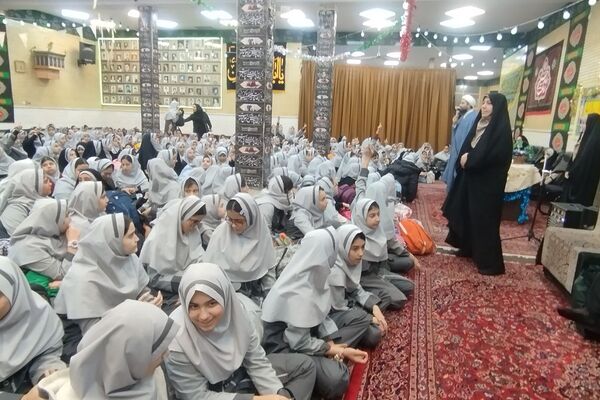 حضور دانش‌آموزان دبستان حاتم ناحیه دو شهرری در مراسم ضیافت افطاری 