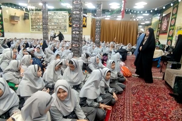 حضور دانش‌آموزان دبستان حاتم ناحیه دو شهرری در مراسم ضیافت افطاری 