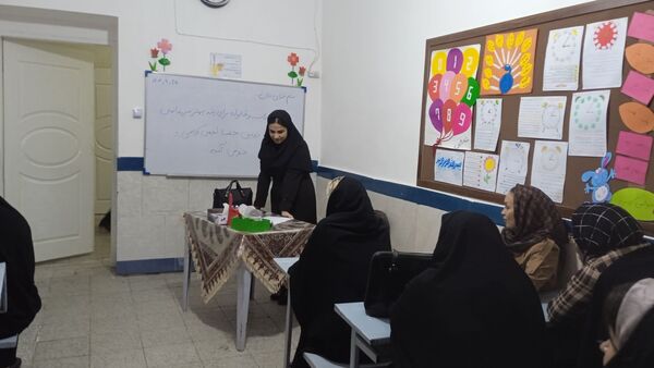 جلسه انجمن اولیا و ارائه کارنامه های هشدار به والدین در مدرسه شهید نجفی فدافن