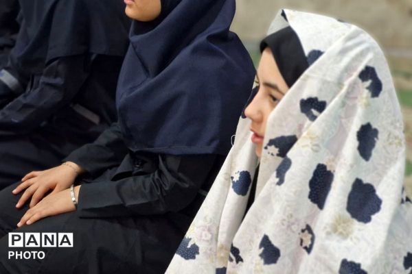  پیچیدن عطر نماز جماعت در مدرسه شهدای هسته‌ای قرچک