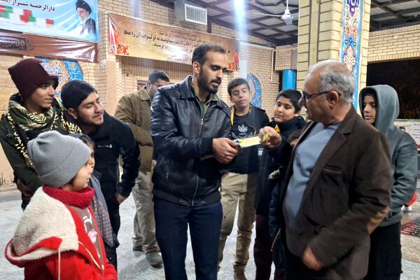 غبارروبی مزار شهدای گمنام توسط نوجوانان جهادگر شیرازی