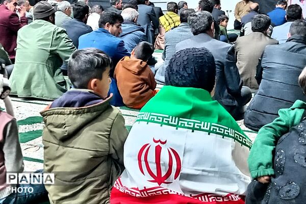 صحنه ای از عشق و ارادت مردم دیشموک به رهبر انقلاب