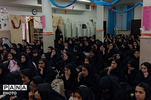 جشن میلاد حضرت زینب (س) در دبیرستان شادروان ملوک زندی؛ از تجلیل زینب‌ها تا درخشش قرآنی‌ها