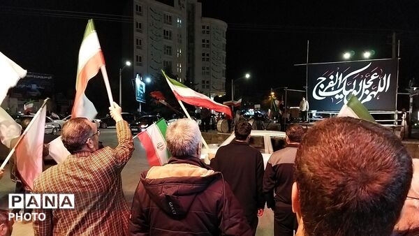 میدان ازادی هر شب میزبان وطن پرستان نیشابوری می شود 