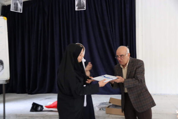 دانش آموزان اسلامشهری هنرستان شهدای واوان میزبان مراسم افتتاحیه نمایشگاه پوستر "پدر طالقانی"