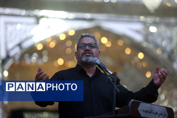 اهتزاز پرچم عزای سیدالشهدا(ع) بر فراز گنبد حرم حضرت معصومه(س)