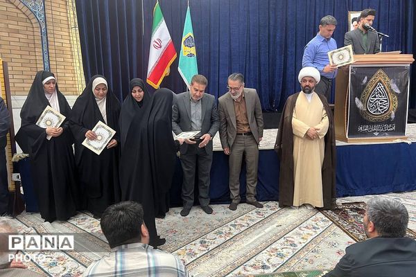 تجلیل از خادمین عرصه تربیت در نمازجمعه باقرشهر و کهریزک 