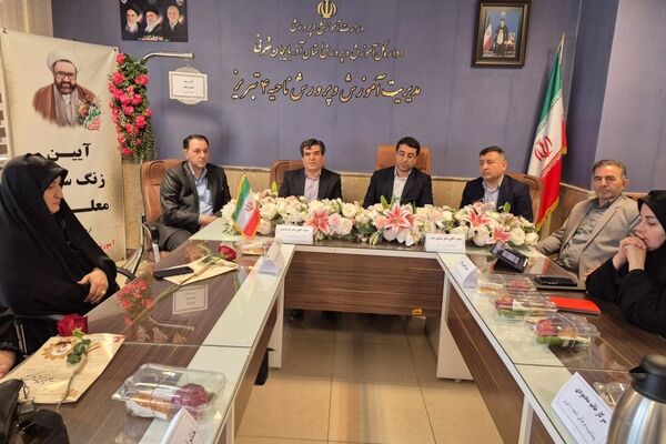 معلم، معمار آینده جامعه است