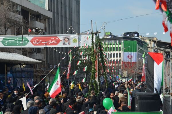 حال و هوای غرفه‌های سازمان دانش‌آموزی و خبرگزاری پانا در راهپیمایی ۲۲ بهمن