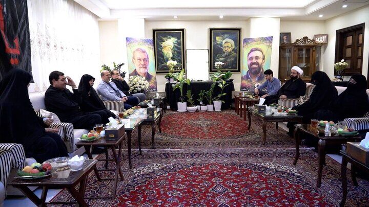 حضور مشاور و دستیار مقام معظم رهبری در منزل شهید لاریجانی