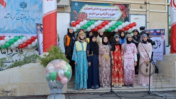 آیین نواختن زنگ مهر در دبیرستان فرزانگان کرمانشاه 