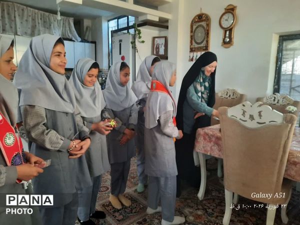 دیدار دانش آموزان پبشتاز آموزشگاه الله وردی ارجمند شهر لایین  با خانواده شهدا