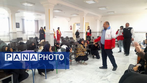 برگزاری مانور زلزله در هنرستان حضرت زینب(س) ناحیه ۴ کرج 