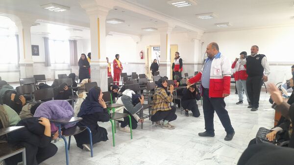 برگزاری مانور زلزله در هنرستان حضرت زینب(س) ناحیه ۴ کرج 