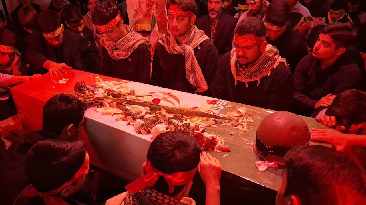 استقبال دانش‌آموزان دبیرستان هفده شهریور از پیکر مطهر شهید گمنام