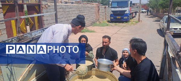 پخش نذری ظهر عاشورا در روستای حسن آباد بلهر 