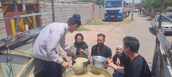 پخش نذری ظهر عاشورا در روستای حسن آباد بلهر 