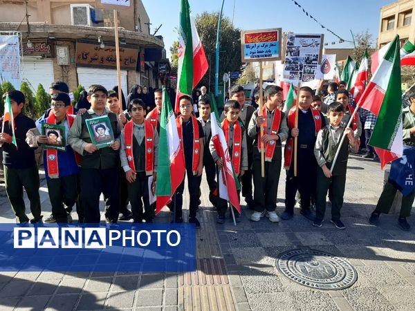 حضور دانش‌آموزان دبستان پسرانه احمد کاظمی ۱ در راهپیمایی ۱۳ آبان