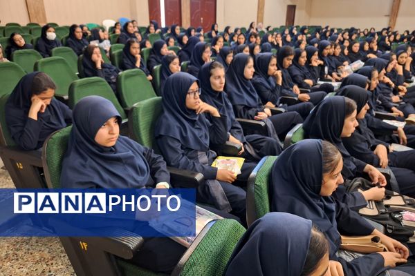 تجلیل از دانش‌آموزان رتبه‌های برتر دبیرستان پویش ناحیه 3 شیراز 