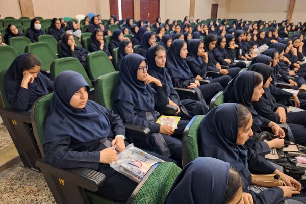 تجلیل از دانش‌آموزان رتبه‌های برتر دبیرستان پویش ناحیه 3 شیراز 