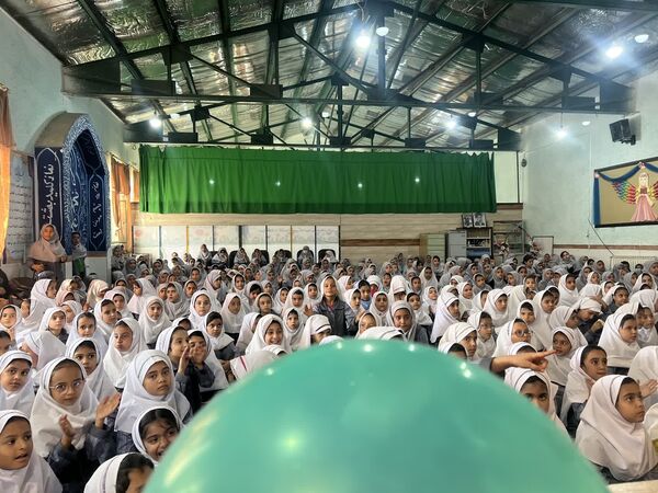 از «درخت آرزوها» تا «نمایشگاه هنری» در جشن روز کودک دبستان احمد کاظمی ۲