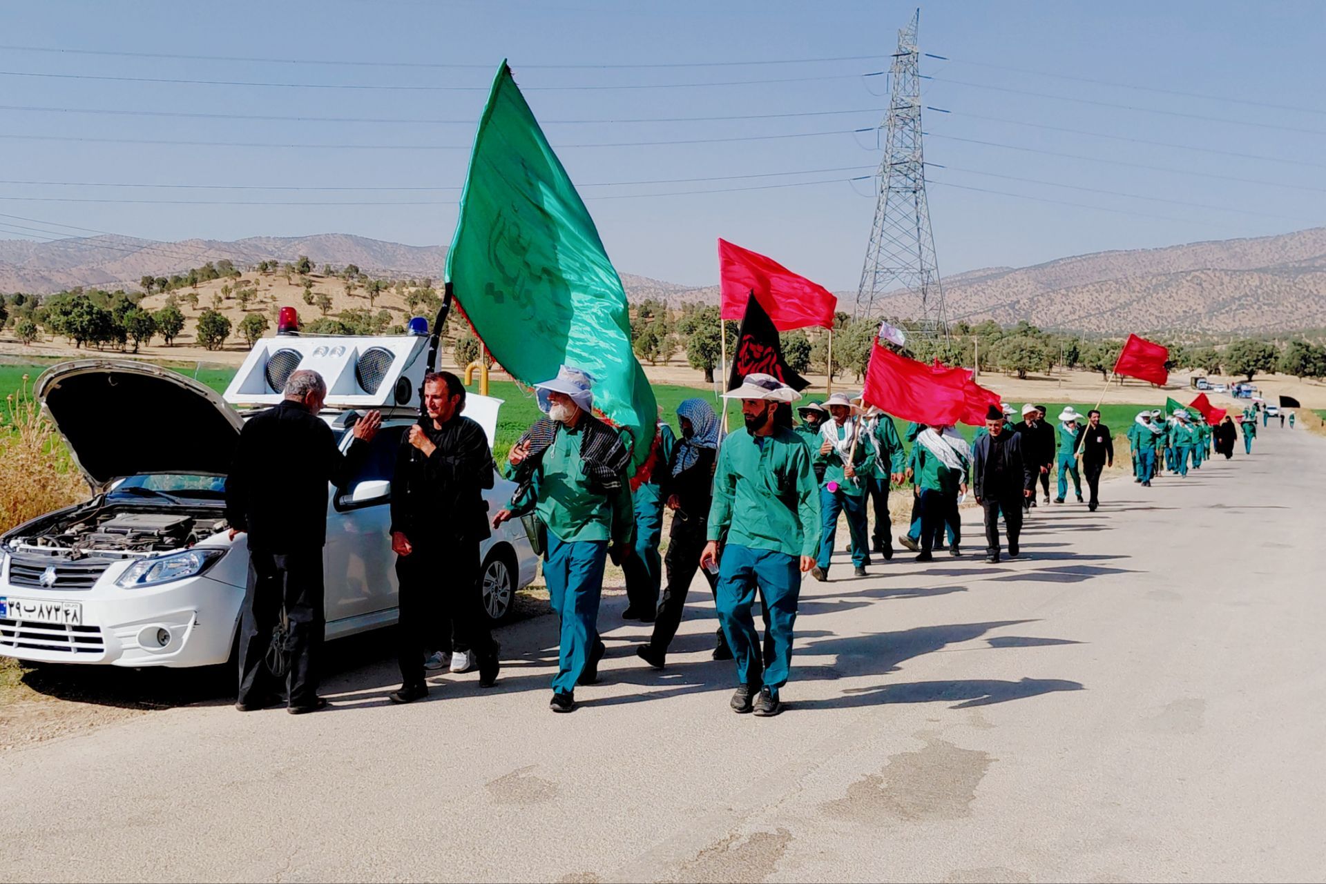 کاروان پیاده لردگان در مسیر کربلای حسینی از روستای سرسبز پل‌بریده عبور کرد