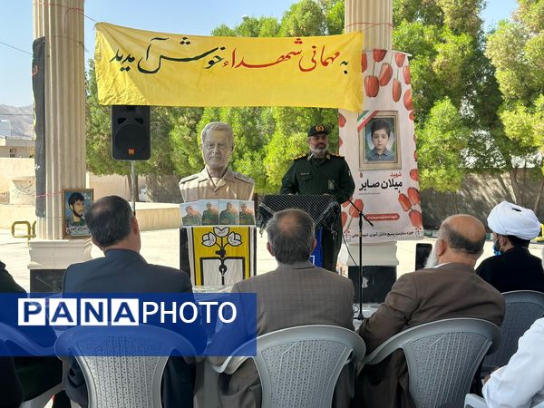 عطر‌افشانی و غبارروبی مزار شهدای بستک