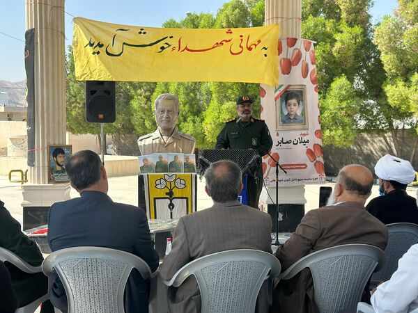 عطر‌افشانی و غبارروبی مزار شهدای بستک