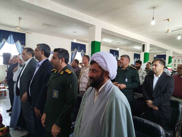 نواختن زنگ مهر و ایثار و ادای احترام به یادمان شهدا در بندر لنگه 