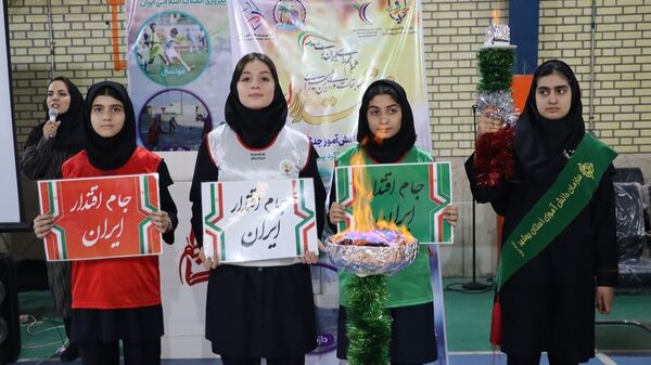 روشن شدن مشعل جام اقتدار ایران در آیین یادبود ۳۴ دانش‌آموز شهید بوشهر