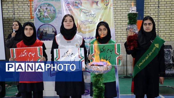 روشن شدن مشعل جام اقتدار ایران در آیین یادبود ۳۴ دانش‌آموز شهید بوشهر