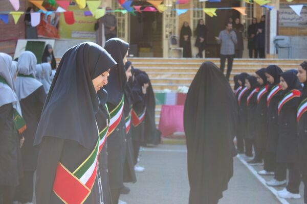 تشییع پیکر شهید گمنام در دبیرستان‌حضرت معصومه‌ ناحیه چهار کرج 
