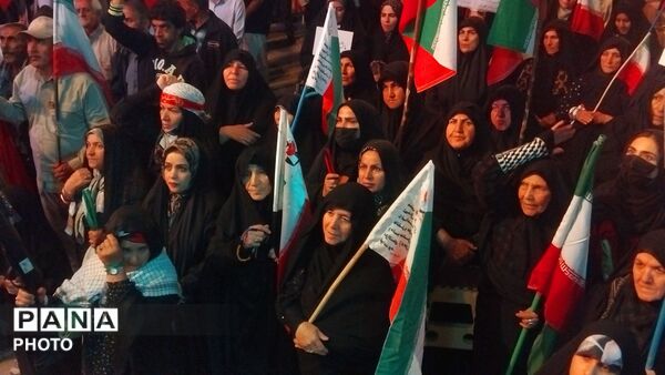 طنین دوباره شعارهای وفاداری در نورآباد؛ نود و هشتمین شب بیعت با رهبر انقلاب