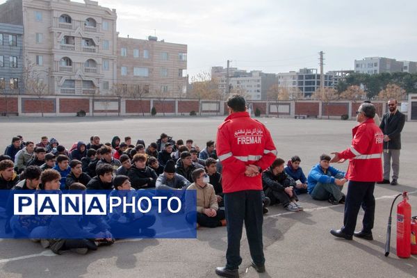 جلسه آموزشی ایمنی و اطفا حریق در مدرسه فرزندان میهن اسلامشهر